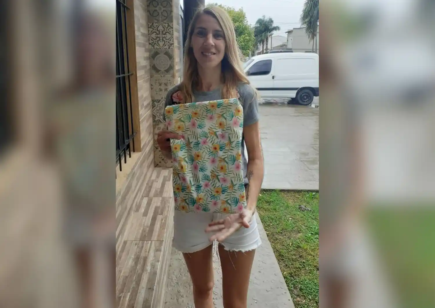Vanina con su premio de la Librería Santa María