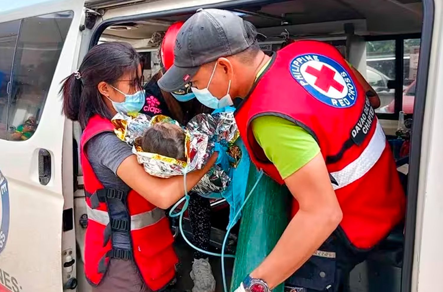 Milagro en Filipinas: rescataron con vida a un bebé y a una niña de 3 años tras casi 60 horas atrapados por un alud