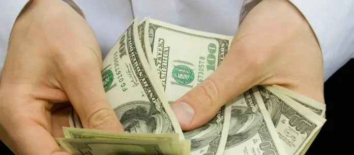 El dólar blue traspasó el piso de los mil pesos y también bajan los financieros