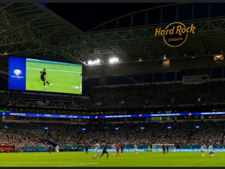 El Super Shoutout de la Copa Mundial de la FIFA 2026™ da a los fans la oportunidad de tener su nombre y país mostrados en vivo en el estadio.