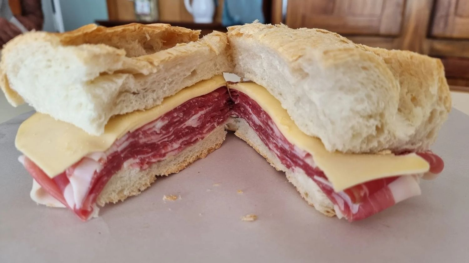 ¿Existe el sándwich de jamón crudo y queso perfecto?: La histórica confitería de Balcarce que ofrece unos gigantes