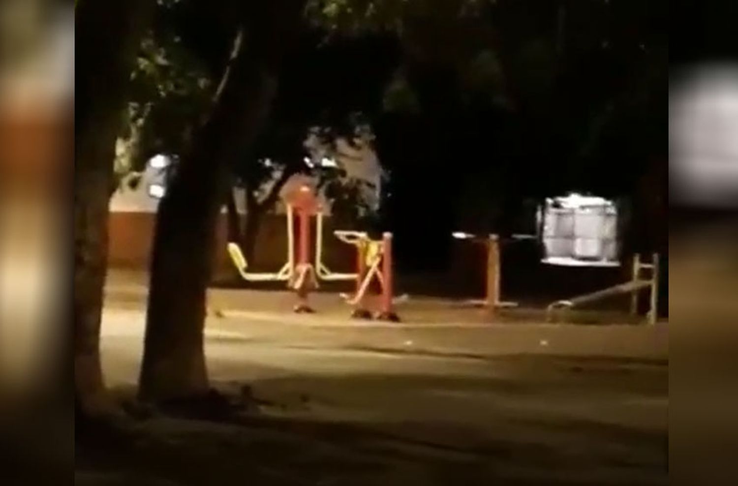 ¿Fantasmas en Rosario? El inquietante video en donde los juegos de una plaza se mueven solos