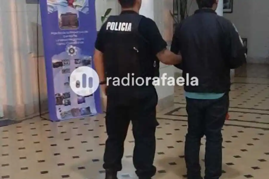 Esconido entre los pastizales, fue atrapado