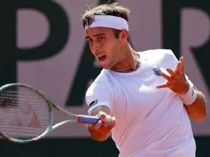 Tomás Etcheverry quedó eliminado en su debut en el césped londinense al caer ante Lorenzo Sonego . Foto:AP