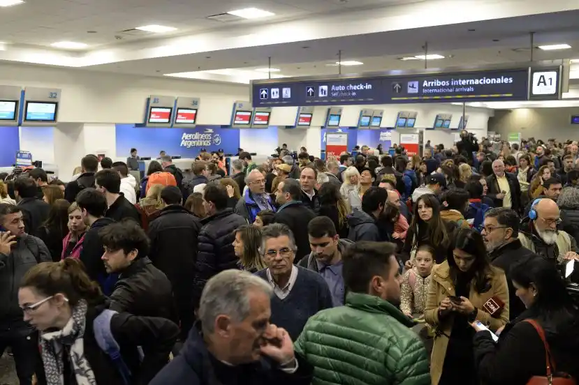 Por un paro sorpresivo, no hay vuelos de Latam en Aeroparque y en Ezeiza