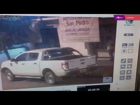 Dañaron una camioneta en el centro y quedaron filmados