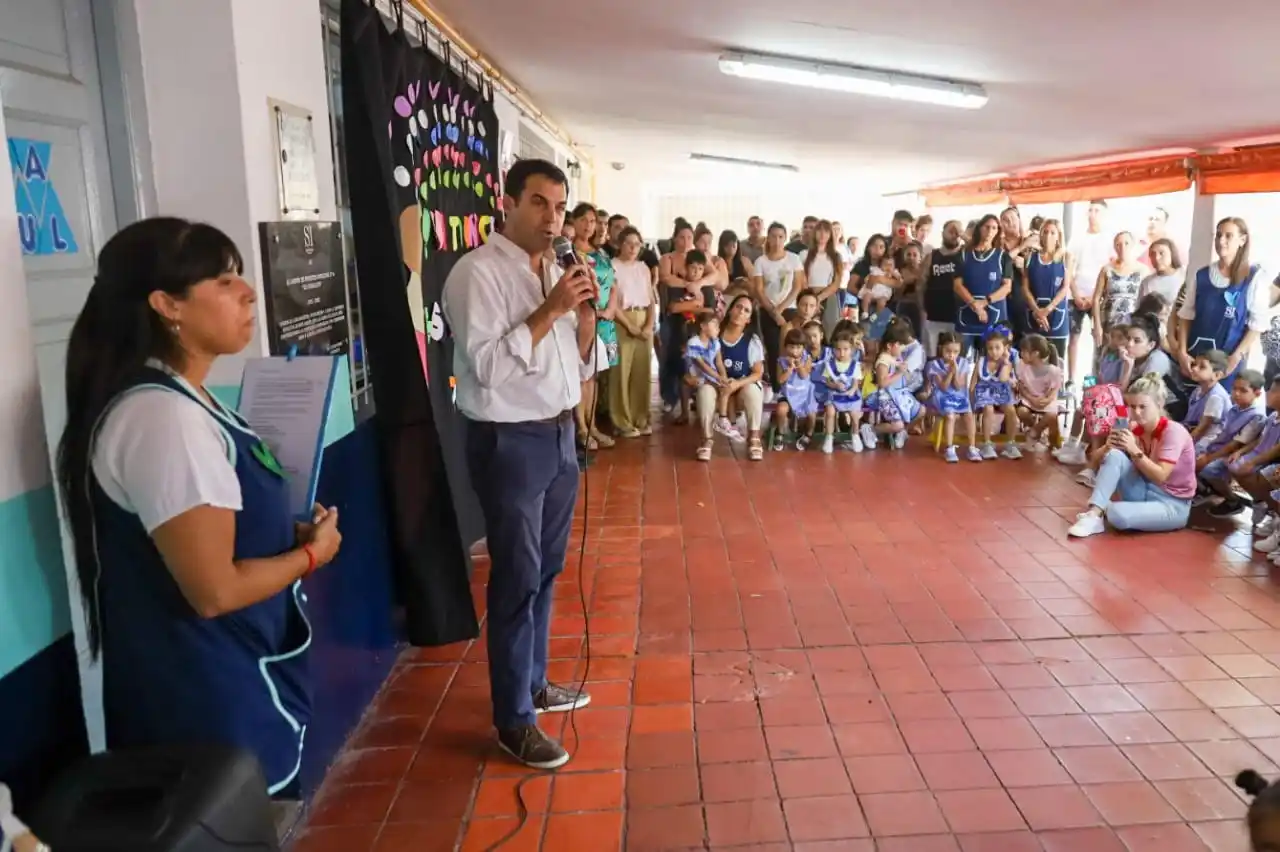 Ramón Lanús inauguró el ciclo lectivo en actos en dos jardines de infantes locales.