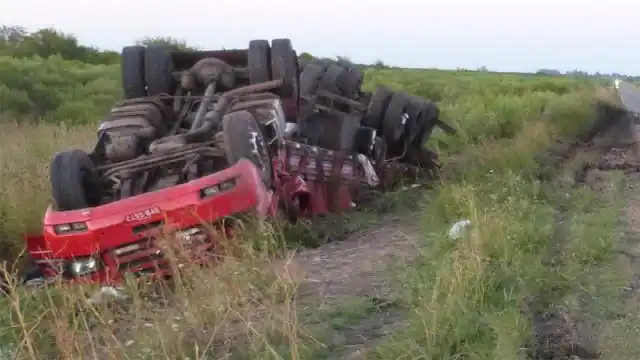 Camionero quedó atrapado en la cabina tras volcar en la ruta 6