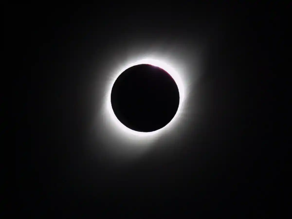 Cuatro personas asistidas por ver el eclipse sin protección