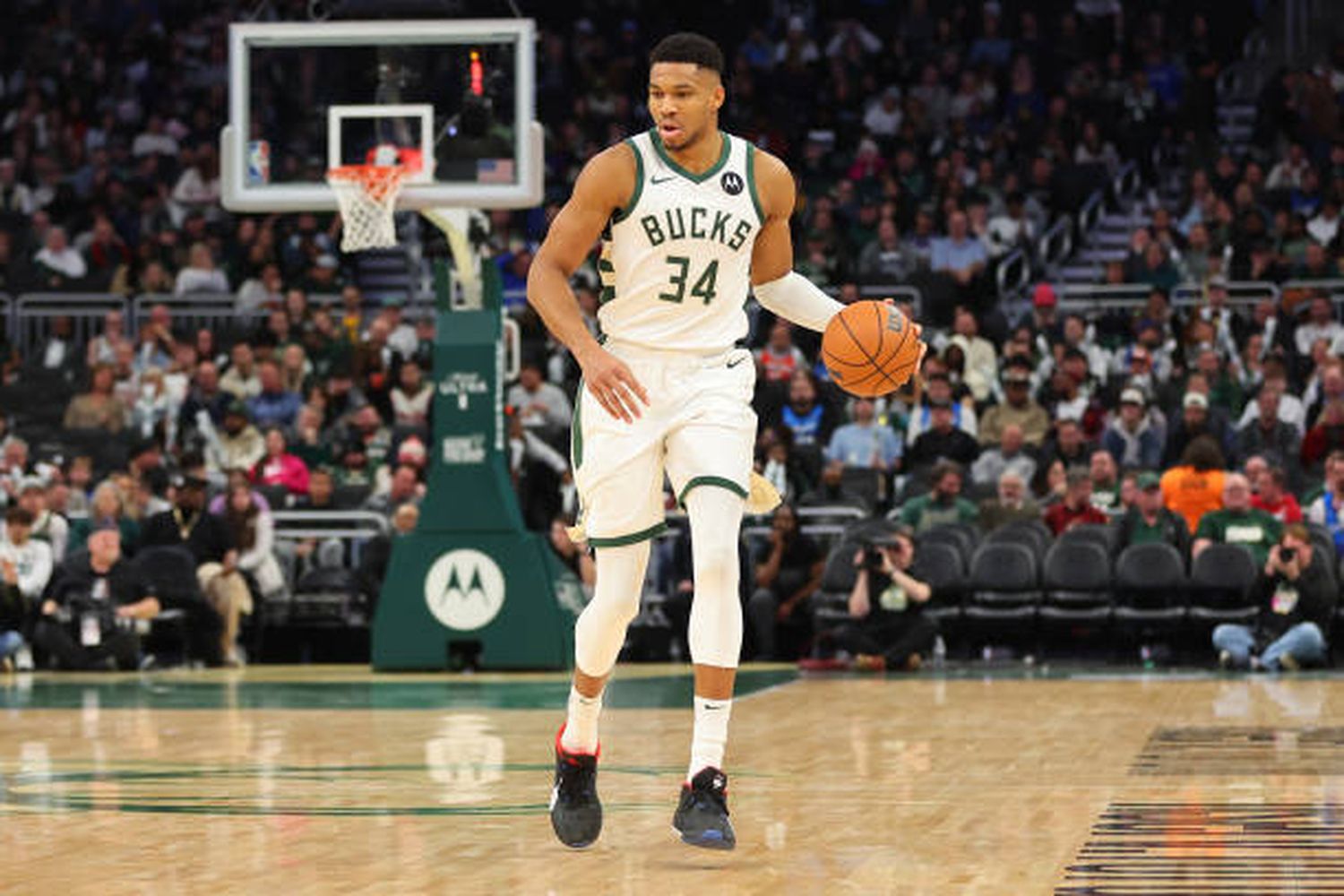 El griego Antetokounmpo dominó el duelo ante Indiana.