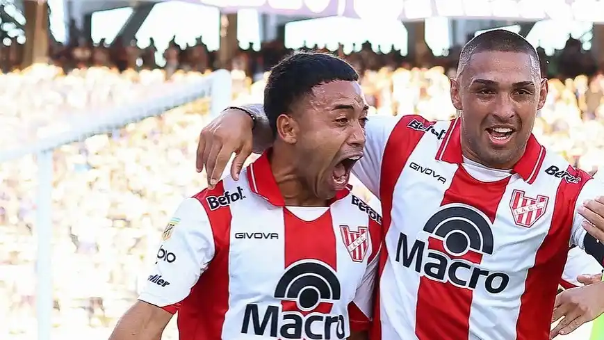Puebla y Alarcón celebran el segundo gol de Instituto.
