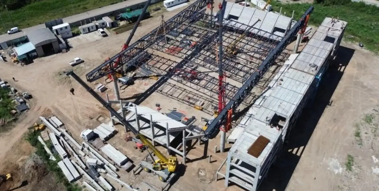 La estructura del microestadio multipropósito ya es visible desde la circunvalación.