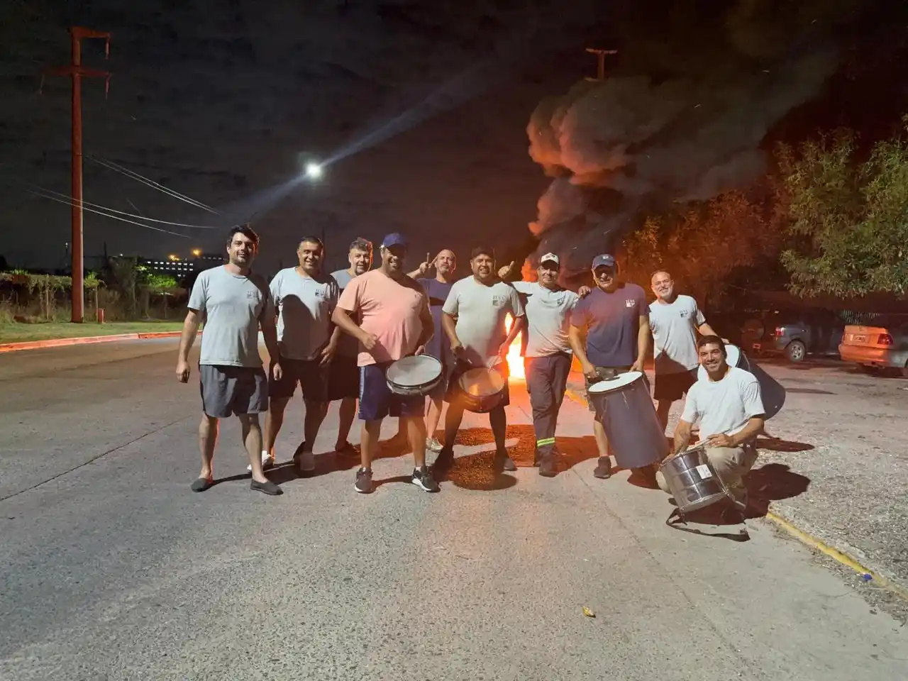 trabajadores despedidos de ilva acampan en el parque industrial de pilar