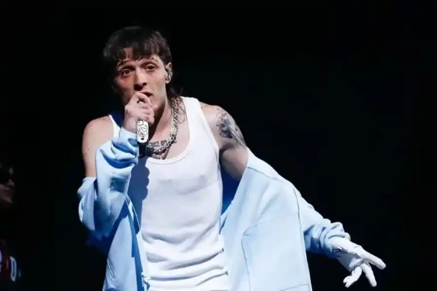 “¿Hizo lo que yo creo?”: polémico video de Peso Pluma en pleno show