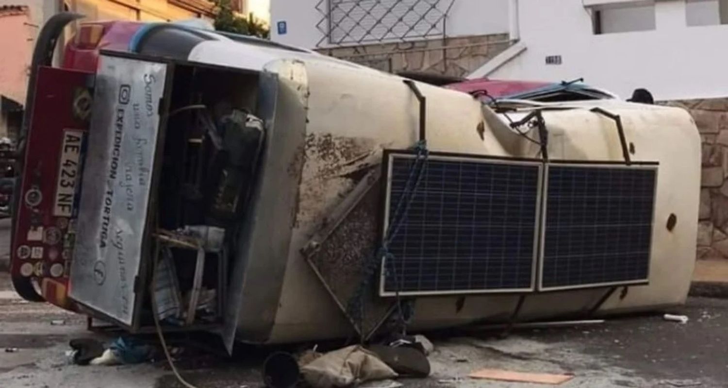 Son argentinos, recorrían Sudamérica en combi pero los atropelló un colectivo en Asunción