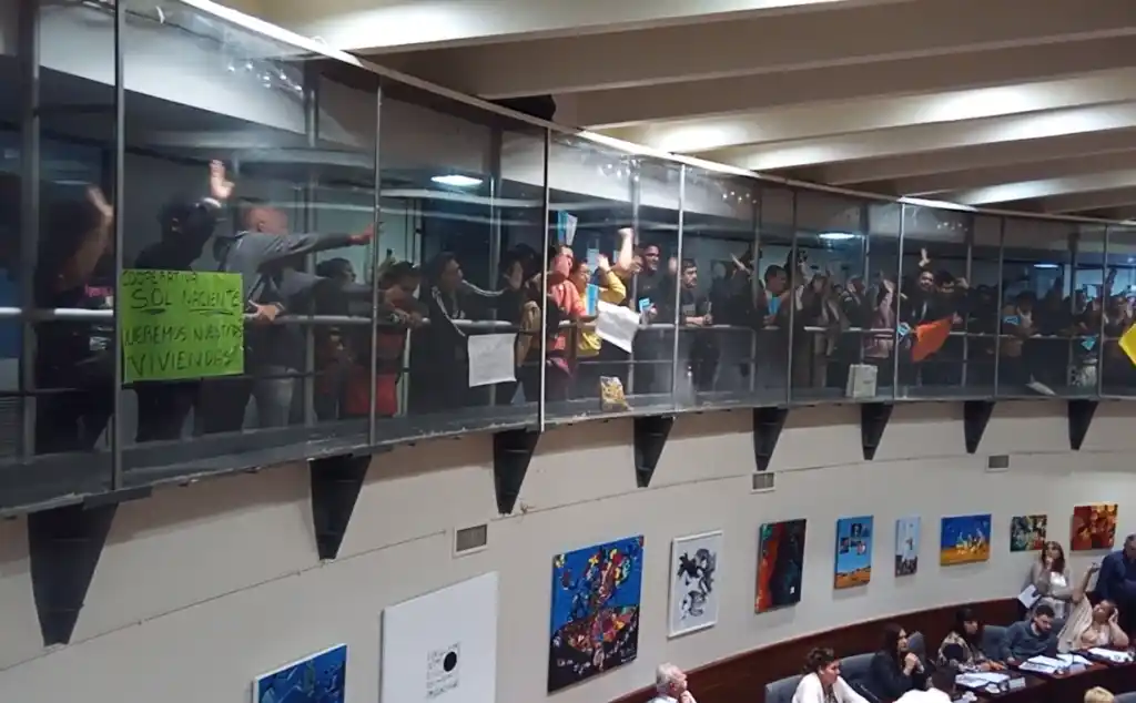 Avellaneda: vecinos interrumpieron sesión del Concejo Deliberante acusando de “ladrones” al bloque oficialista