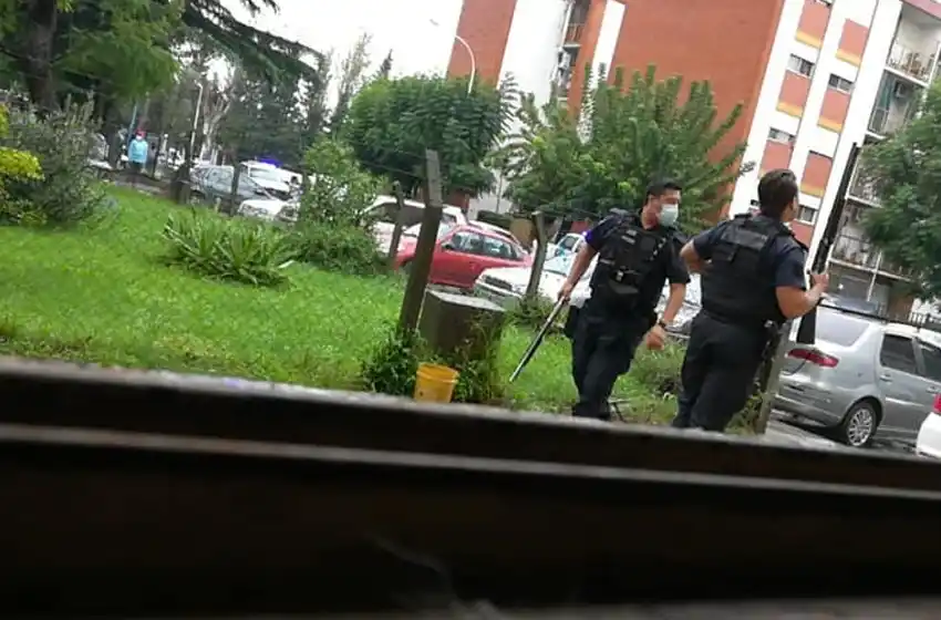 Robo, persecución y tiroteo: dos delincuentes terminaron detenidos