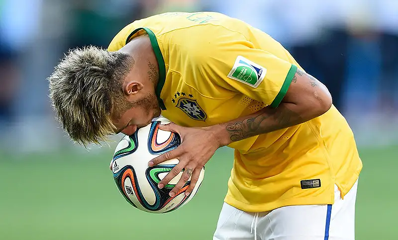 La Conmebol prohibirá escupir en la cancha y besar la pelota