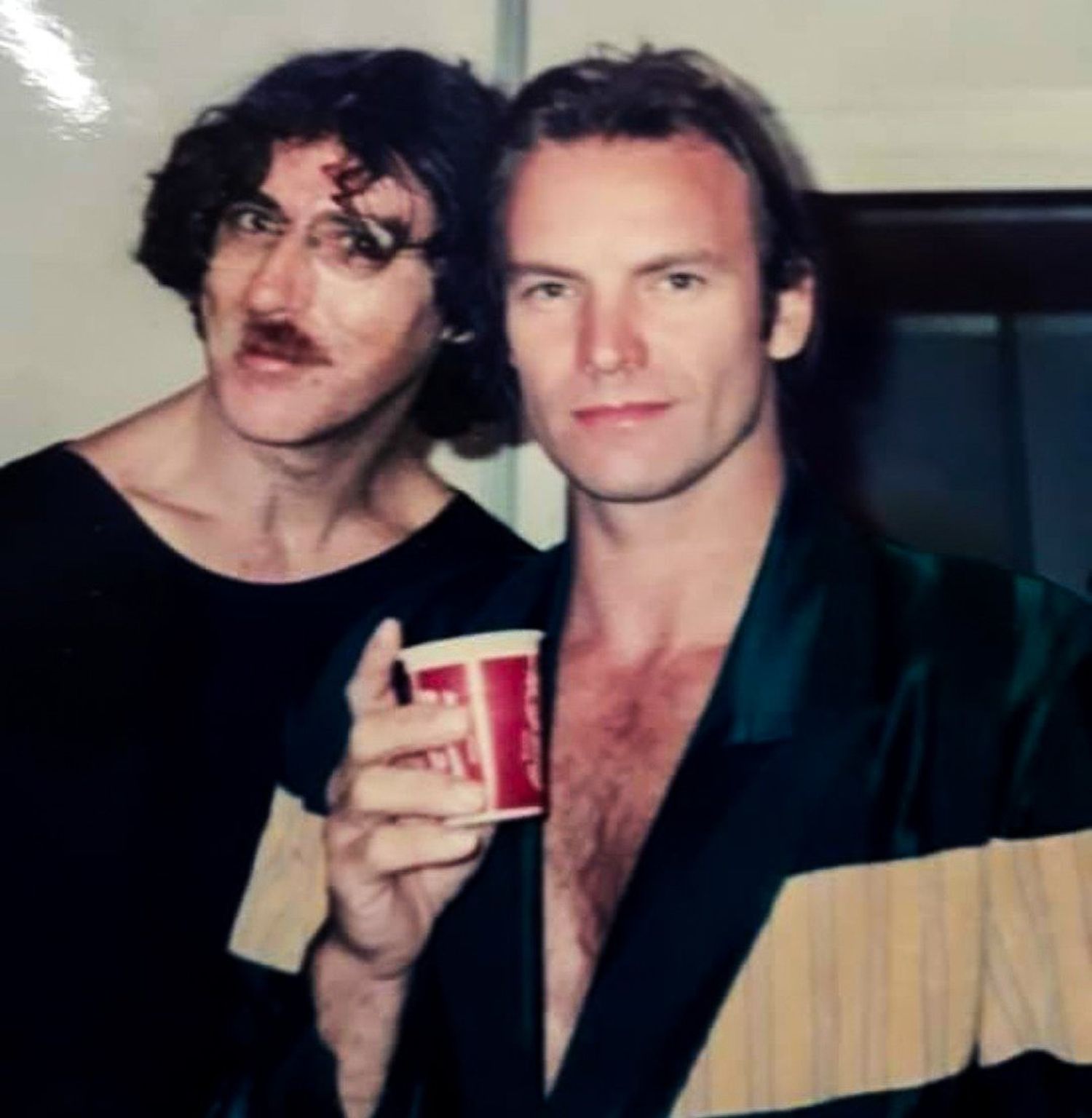 Charly García y Sting, en los camarines de River, en octubre de 1988.