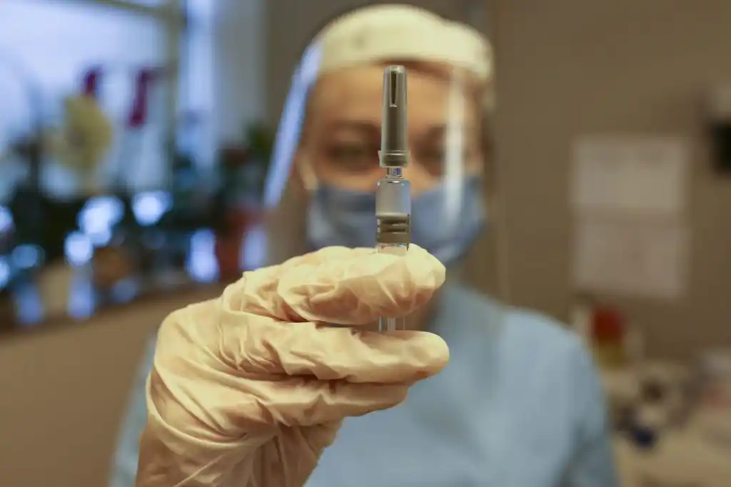 Mientras el virus sigue dañando en gran escala, el mundo se esperanza las vacunas