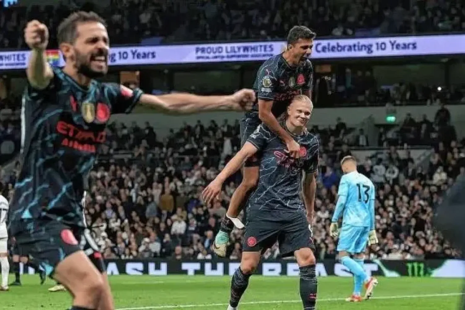 Manchester City venció a Tottenham y quedó a un paso de ganar la Premier