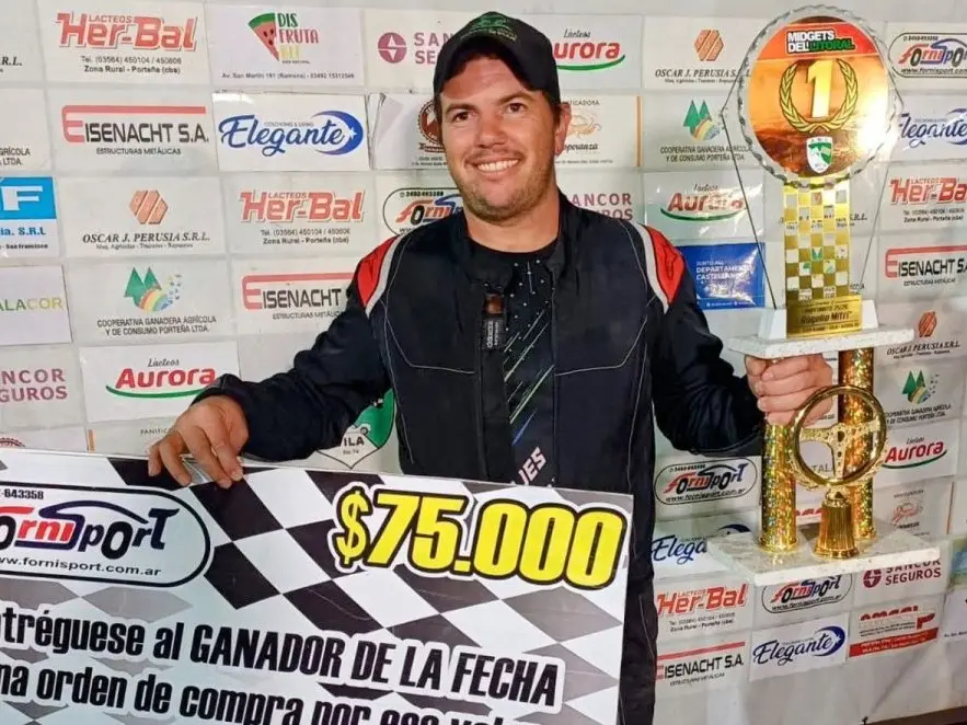 Emiliano Torassa recibió el premio de ForniSport. Foto: PRENSA AML
