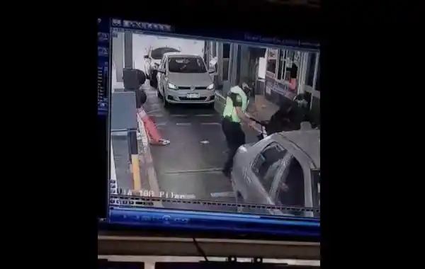 Pilar: Un motociclista quiso evadir el peaje de Panamericana, desoyó la orden de un policía y recibió una paliza