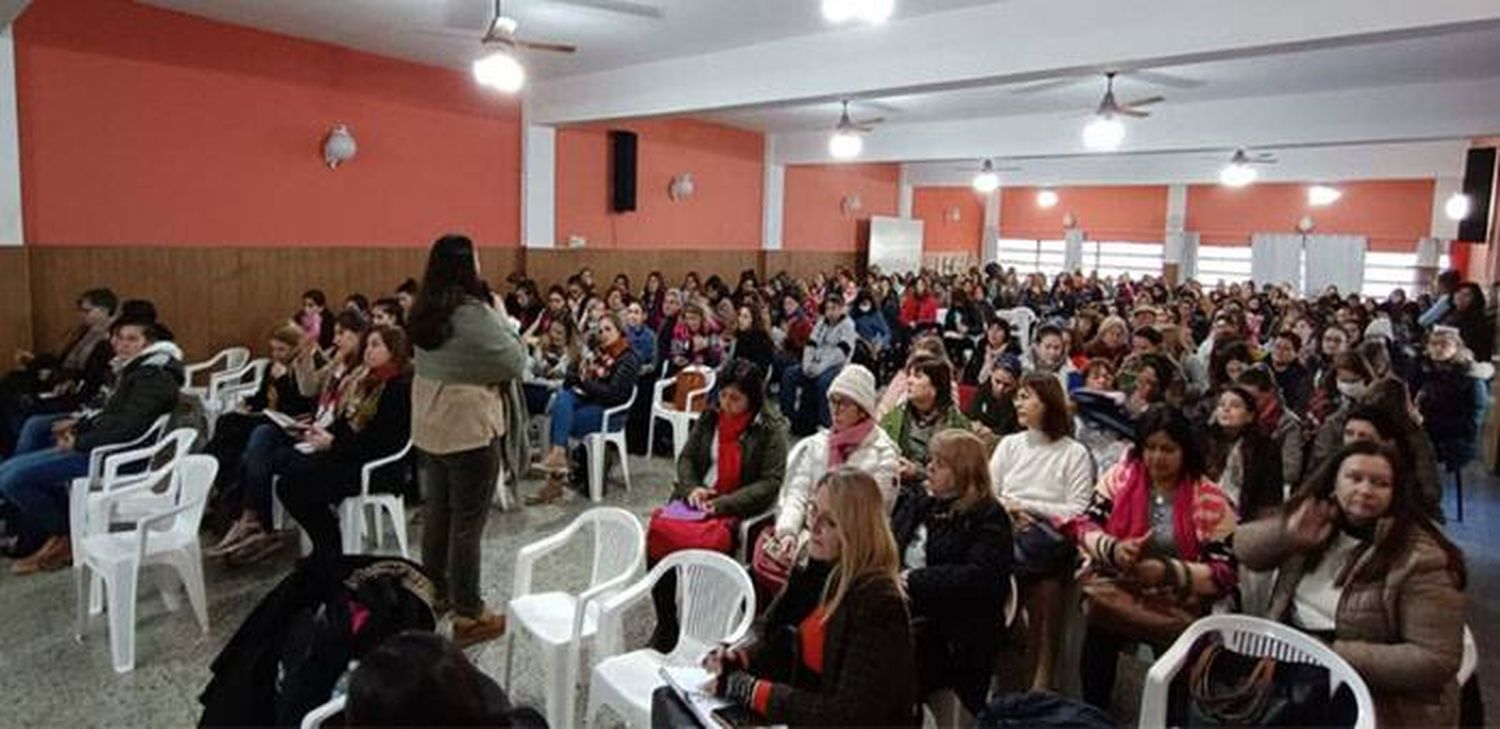 La provincia brinda instancias de formación a más  de 12.000 docentes