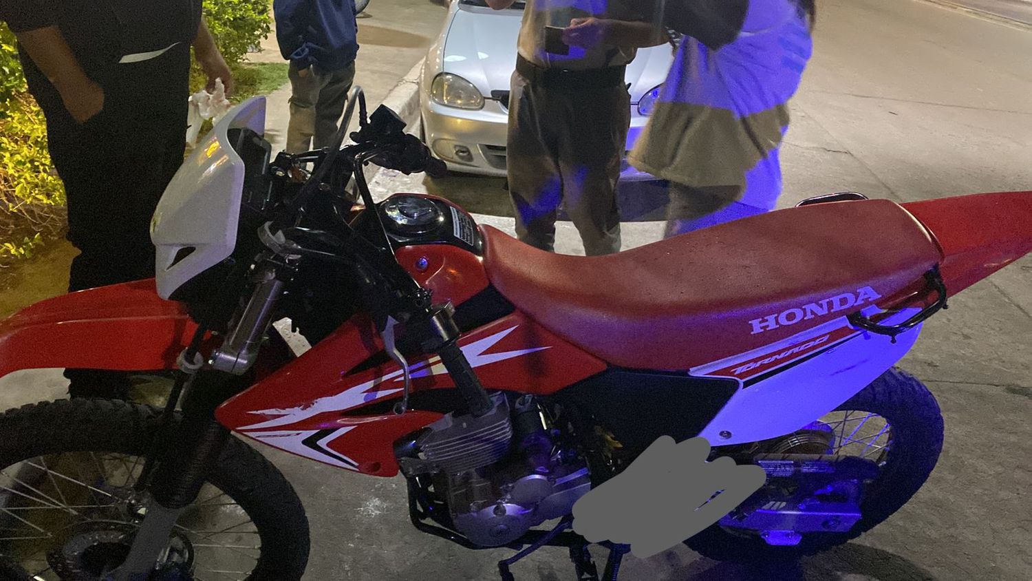 La motocicleta era conducida por un joven de 22 años, acompañado por otra persona de 29