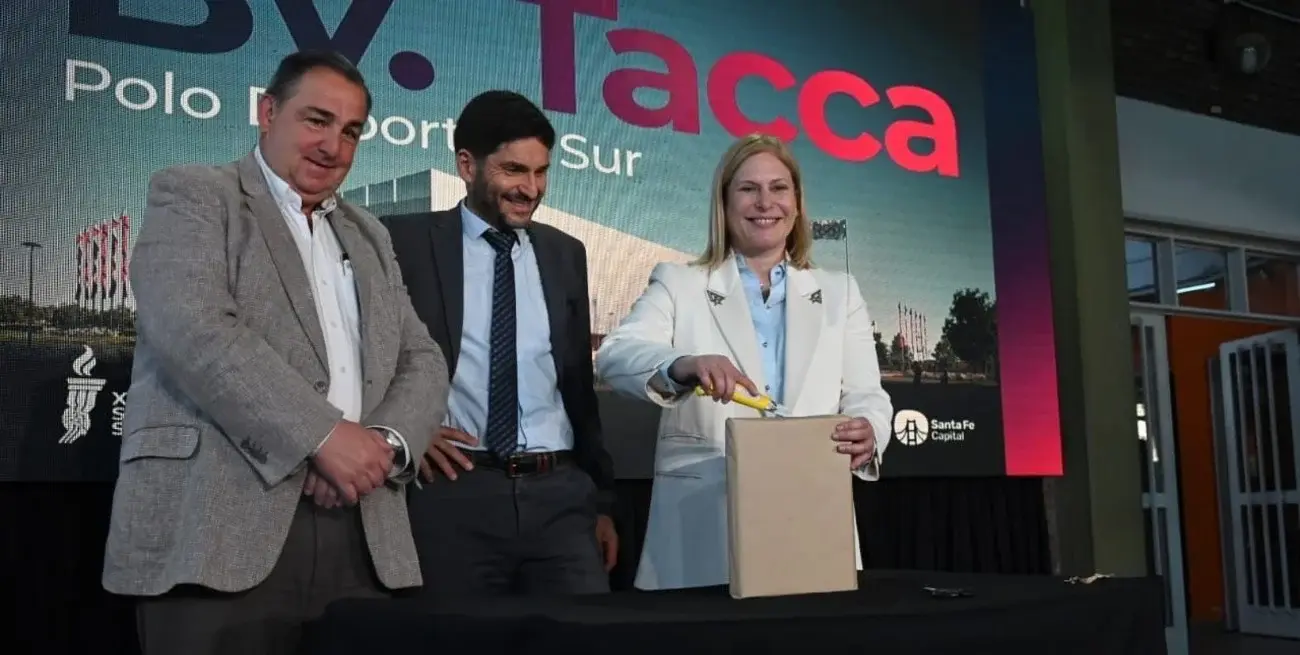 Autoridades provinciales y municipales durante el acto oficial en Santa Fe.