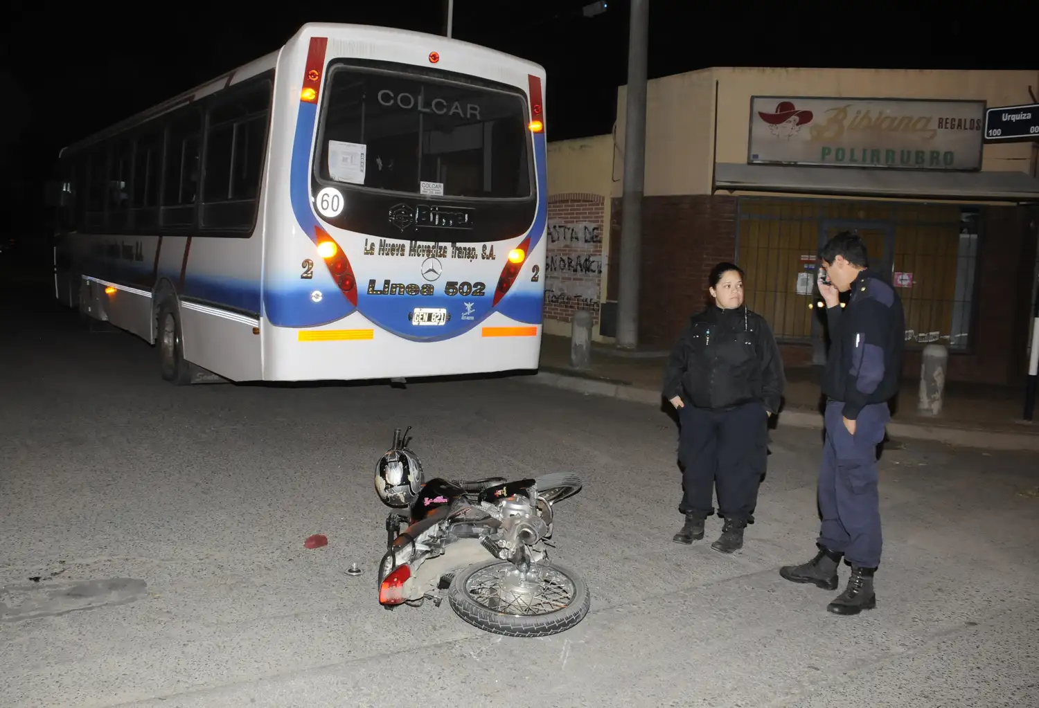 Tres motociclistas heridos al chocar con colectivos