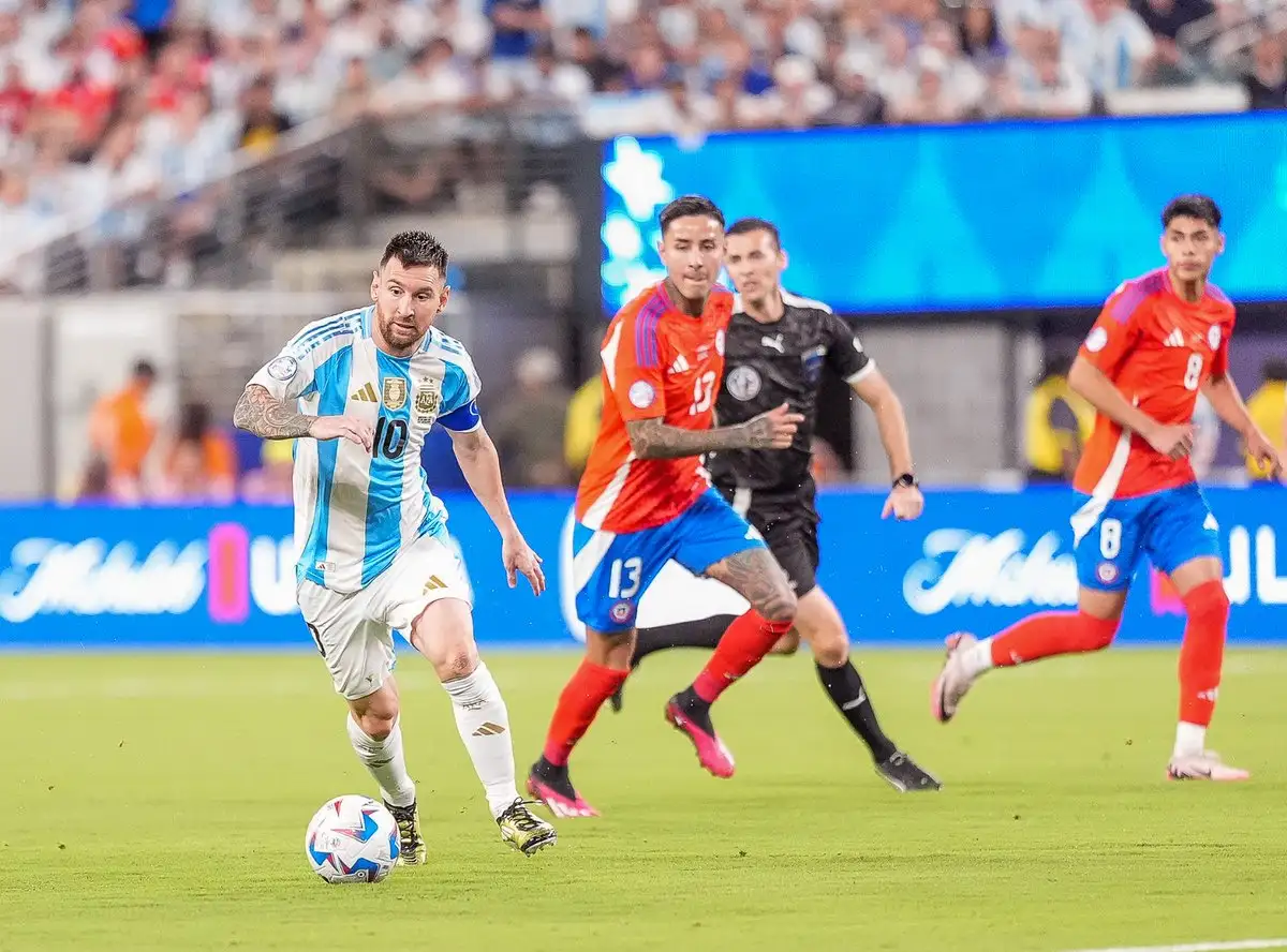 Argentina ganó y clasificó a la próxima fase.