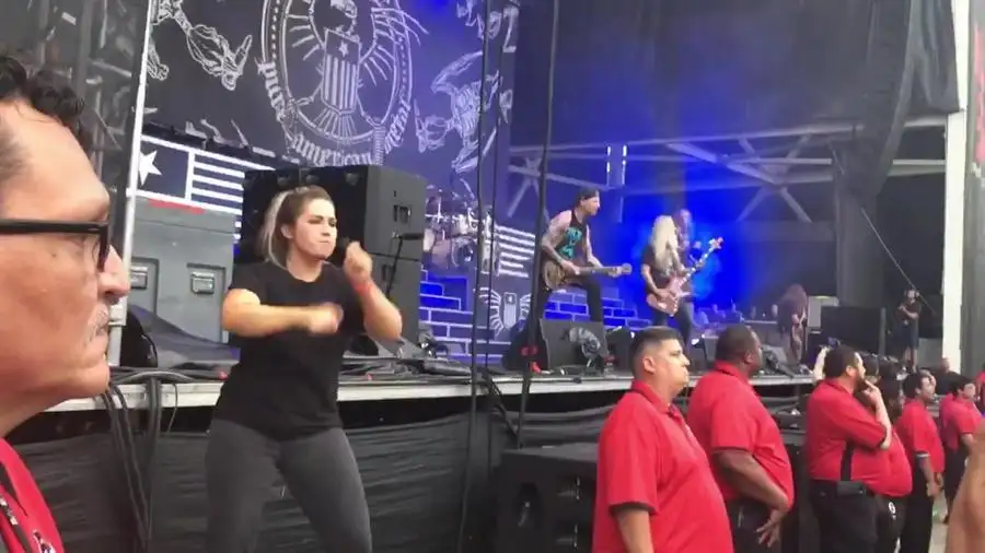 Intérprete de lengua de señas la rompe en un recital de rock