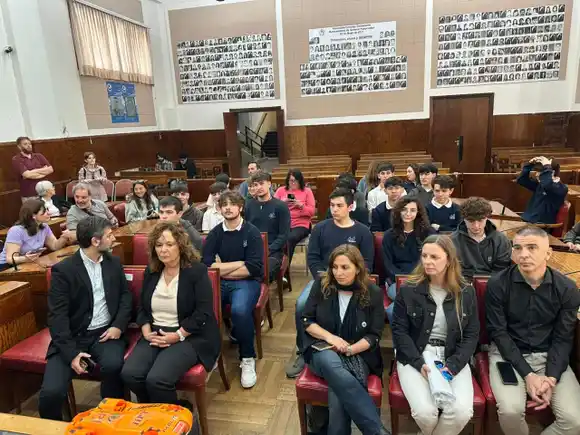 Distinguieron a docentes y alumnos del Tavelli por la creación de un dron submarino, similar al que usó el CONICET