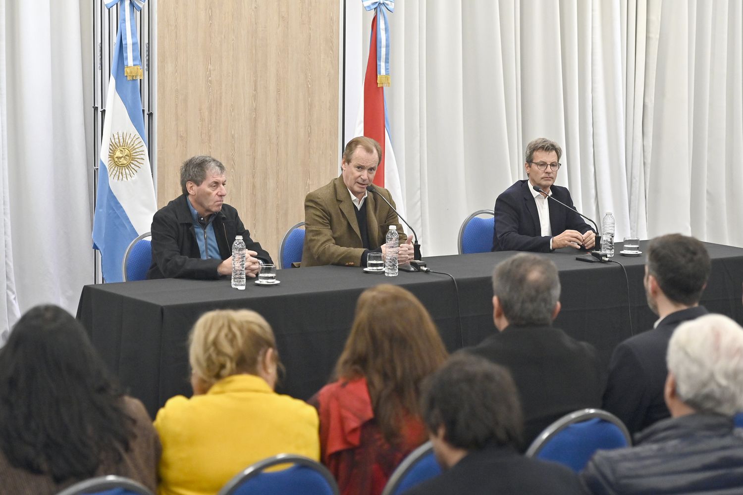 Para escuelas de Gualeguay y otras ciudades el gobernador firmó contratos para obras