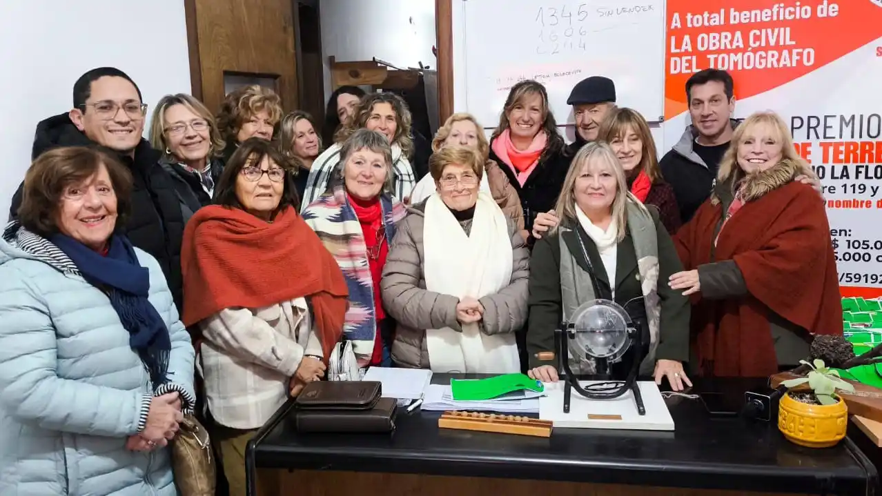 Sueño cumplido. Integrantes de la Asociación Cooperadora y el intendente Arturo Rojas