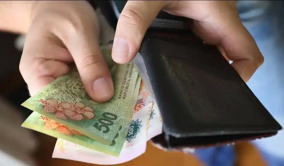 El estafador se presentó en un comercio con un niño en los brazos y pidió plata prestada. Foto ilustrativa.