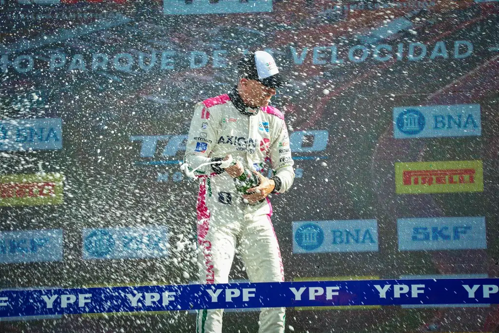 Leonel Pernía festeja en el podio de San Jorge su 25ta. victoria en la categoría.