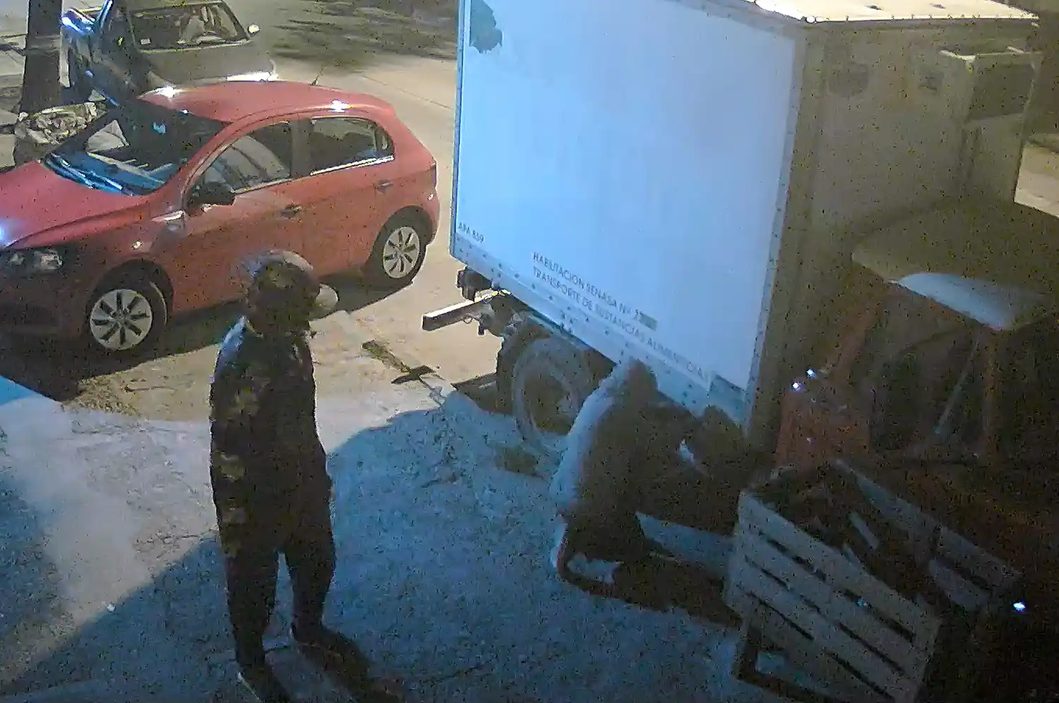 VIDEO | Así se robaron la batería de un camión en el barrio Villa Dominga