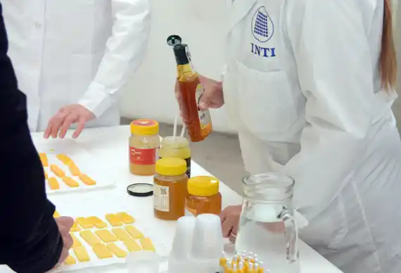 ¿Miel con queso?: Los fraccionadores y el INTI realizaron una cata de maridajes en el Mercado Municipal