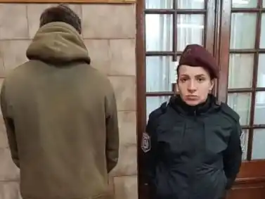Hurtó dos perfumes de una farmacia y la Policía lo aprehendió