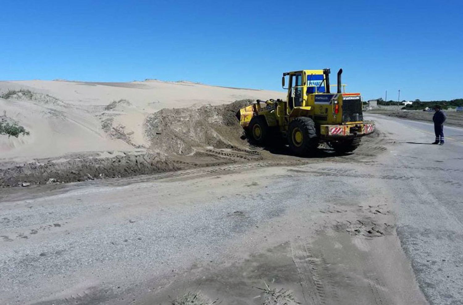 Por el viento, un médano quedó sobre el asfalto de la Ruta 11