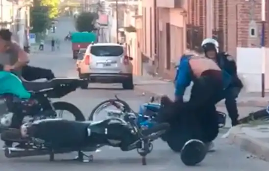 El video que muestra la agresión a policías en confuso episodio