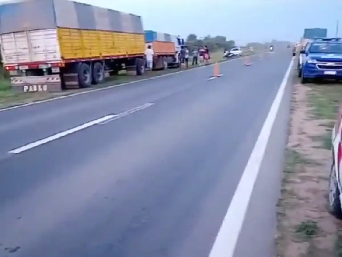 Dos muertos al chocar camión a carro con un caballo en Las Varillas