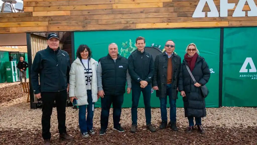 Marcelo Buzzoni, Responsable de Ventas Giorgi Automotores; Rosana Nardi, CEO Agroactiva; Darío Marinozzi, Presidente de AFA; Sebastián Trotta, Director de Ventas Ford Argentina; Daniel Marinozzi, Director Giorgi Automotores; Lali Casadella, Gerenta de Ventas Ford Argentina.