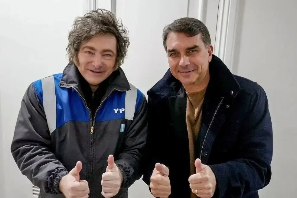 Milei llegará a Brasil y se reunirá con el referente de la oposición, Flavio Bolsonaro.