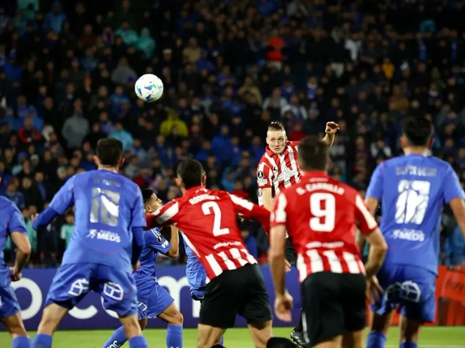 Triunfo 3 a 0 del Pincha en Chile .