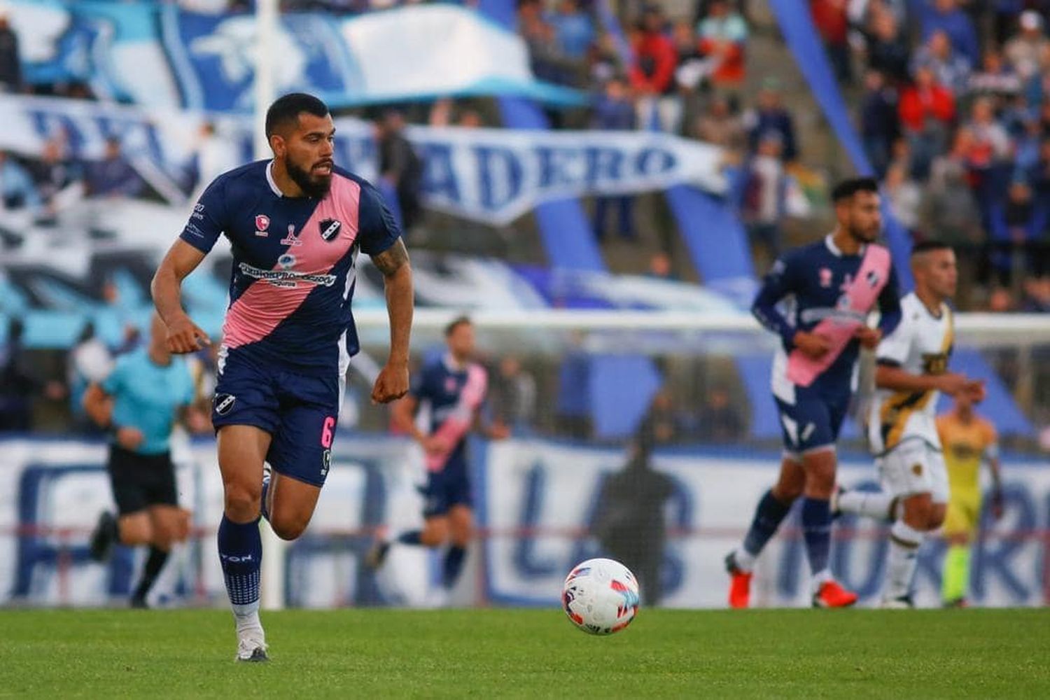 Alvarado viajó para enfrentar a Chacarita