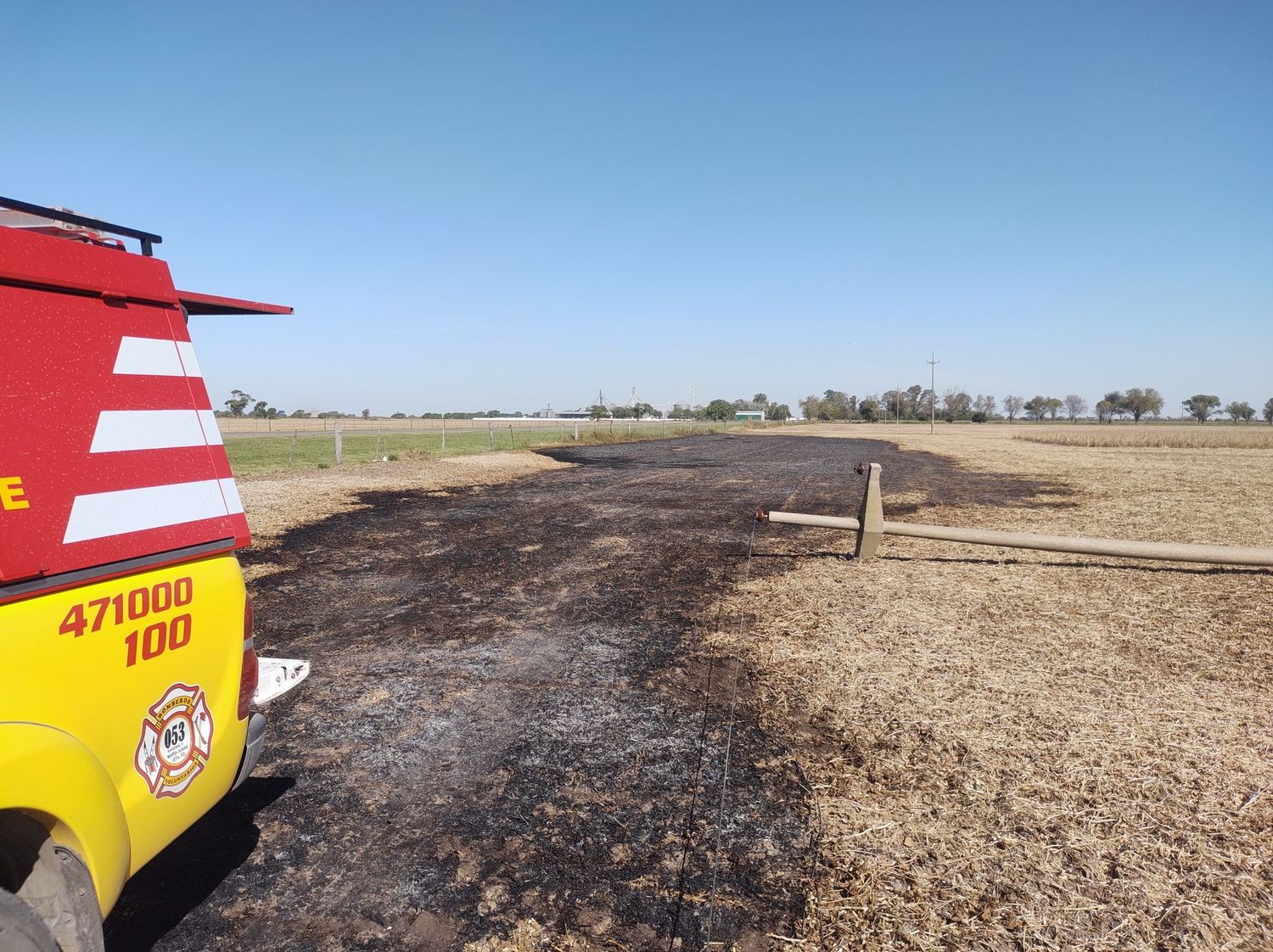 En la región: una cosechadora cortó un cable eléctrico, provocó un cortocircuito e incendió un campo