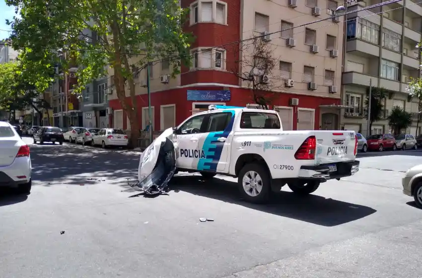Un patrullero cruzó sin frenar e impactó contra un colectivo: "Ni miró"
